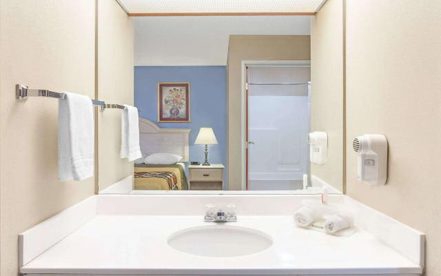 Super 8 by Wyndham Freeport