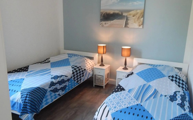 Wunderschoenes-freihstehendes-Ferienhaus-an-der-See-Sauna-Strand-Yachthafen-WLAN
