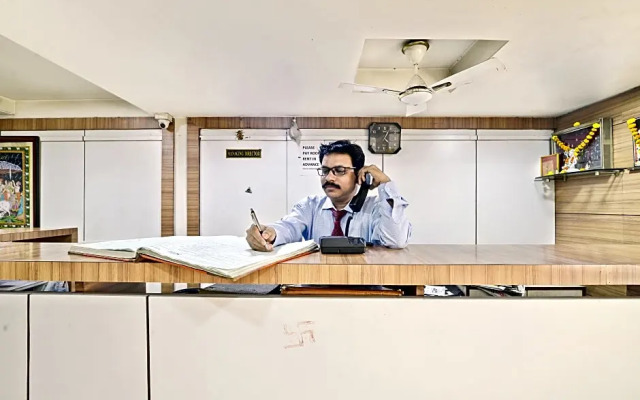 Vaccinated Staff- Capital O 4552 Hotel Sharada International