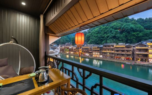 Phoenix Wanfeng Yushe Light Luxury Homestay (Hongqiao Branch, Fenghuang Ancient Town)