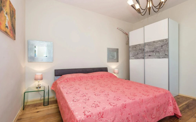Amazing Home in Icici With Wifi and 5 Bedrooms