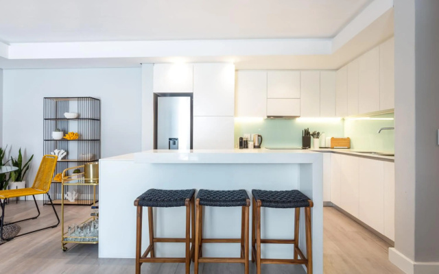 Trendy 2 bedroom apartment in Greenpoint, Cape Town.