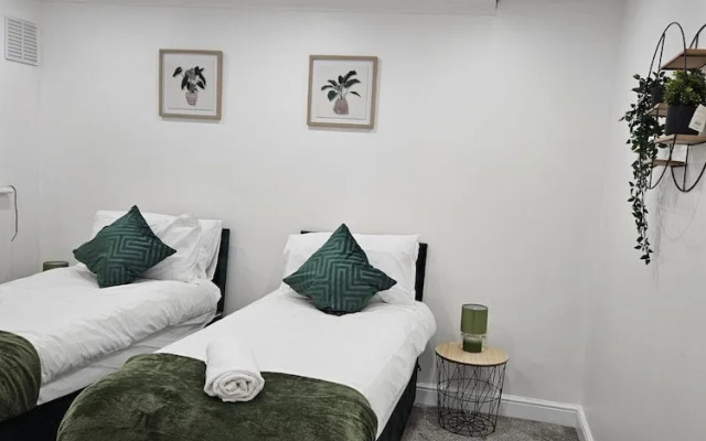 House Sleeps 6 With Free Parking