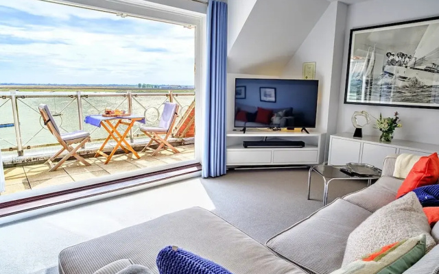Apartment in Burnham With River Views