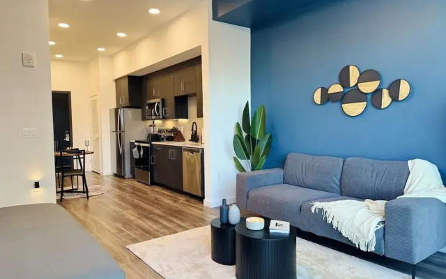 Modern London Style in Mid-hollywood Free Parking