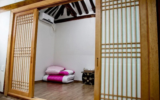 Lili Hanok Guesthouse