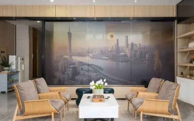 LOCALS HOTELS (Guangzhou East Railway Station Linhexi Metro Station Branch)