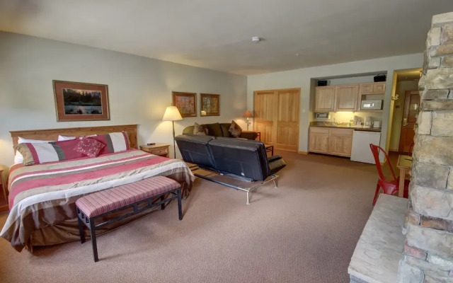 Gateway Lodge 5016