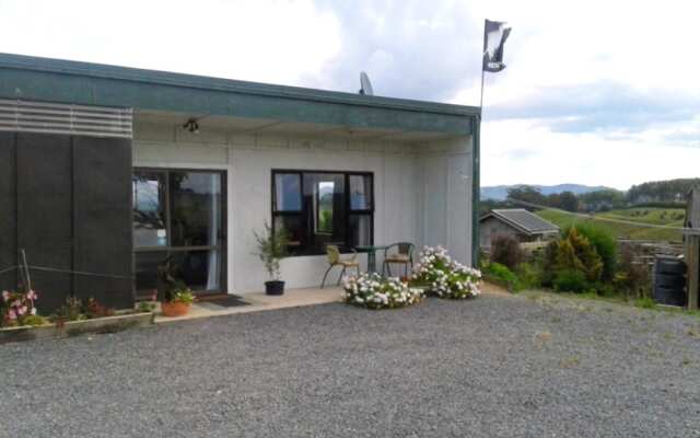 Отель Kauri Lodge Farmstay вид на фасад