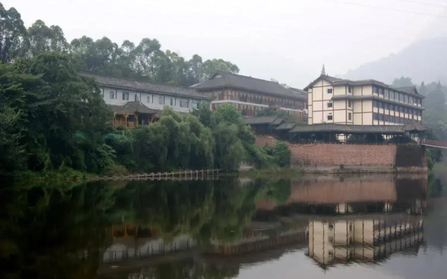 Phoenix Lake Impression Emei Hotel