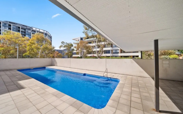 Elegant 2-bed With Pool, Alfresco Dining & Balcony