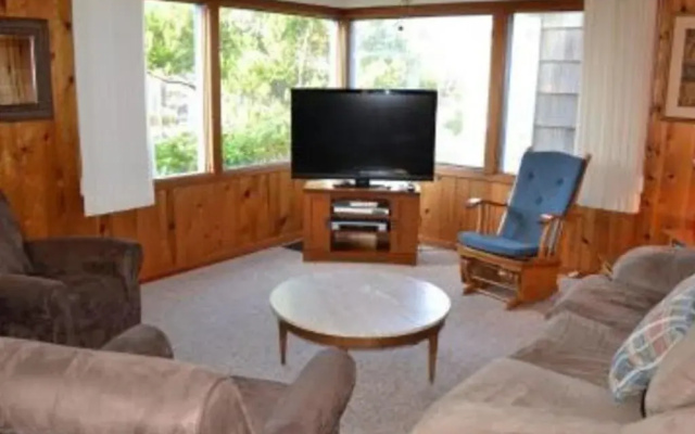 Steve's Getaway 4 Br home by RedAwning