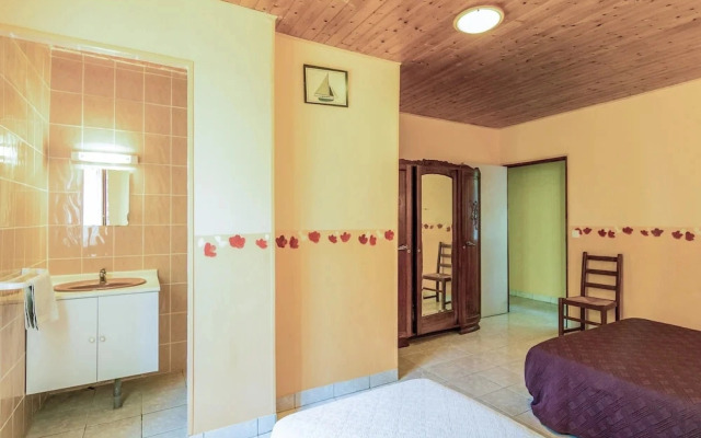 Quiet Holiday Home With Shared Pool