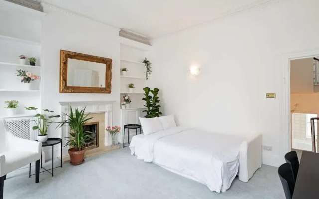 Sophisticated 2-bed, 2-bath apt in Chelsea