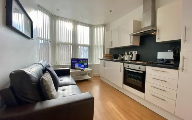2 Bedroom Apartment Near City Centre, Uni & Parks!