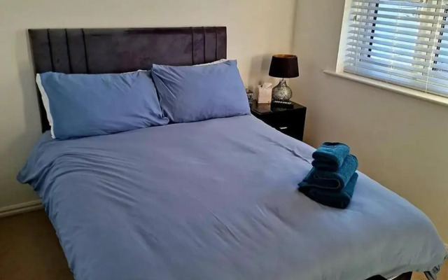 2-br, Sleeps 4 Near Beach w Garden, Parking & Pets