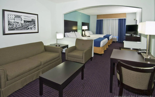 Holiday Inn Express Suites Plant City by IHG