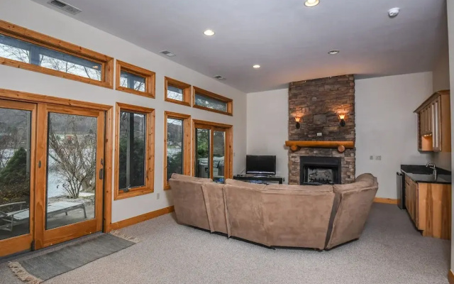 Lakeside Lodge 4 Bedroom House