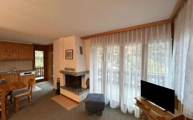 Gracious Apartment With Patio in Hills