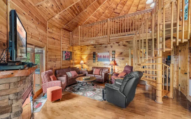 Heavenly View 2 Bedroom Cabin by RedAwning