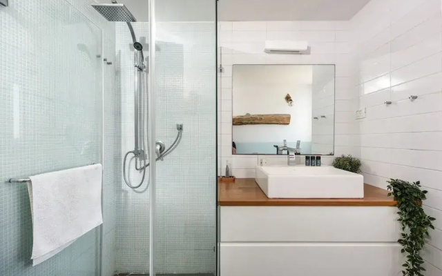 Modern Loft Retreat with Rooftop by Sea N Rent