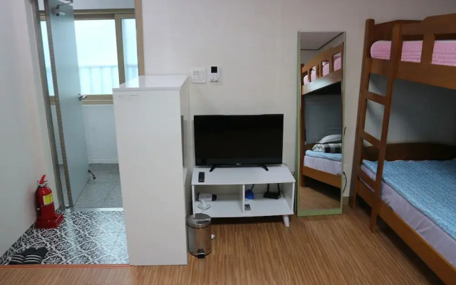 Blue Island Guesthouse - Hostel