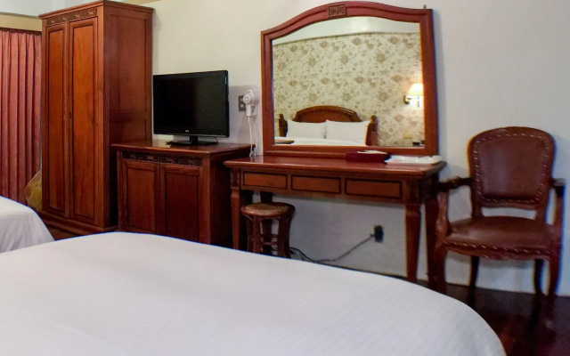 Champagne Hotel
