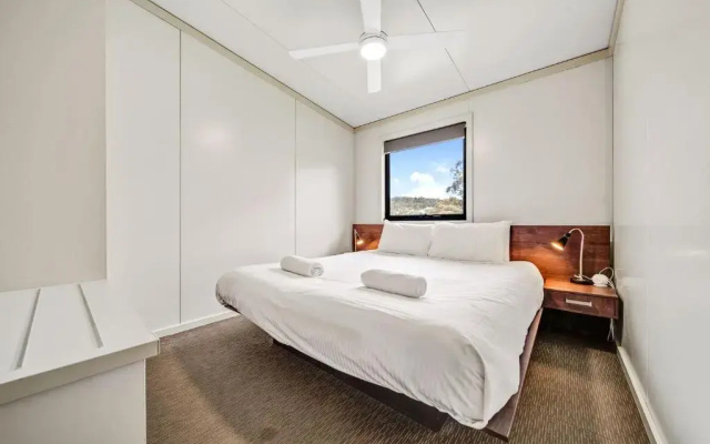 Ecocrackenback 9 'Sustainable, luxurious chalet close to the slopes.'
