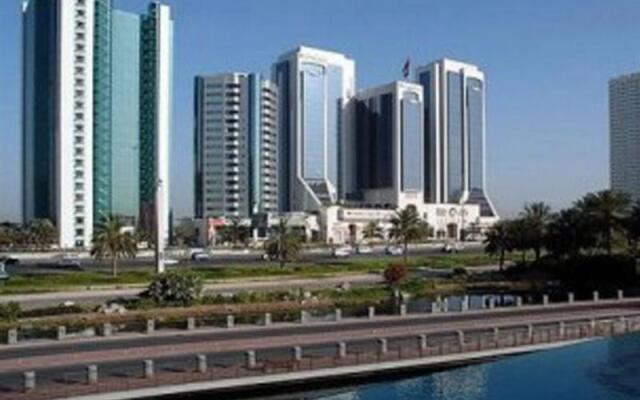 Отель Crowne Plaza Dubai вид на фасад