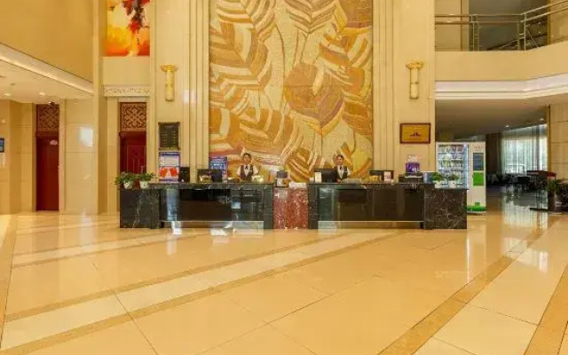 Yining Yili Huacheng Grand Hotel (People's Square)