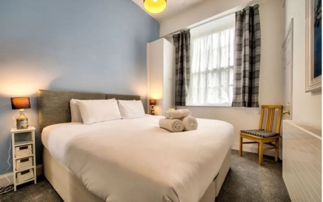 Spacious and Stylish 4-Bed Georgian Apartment