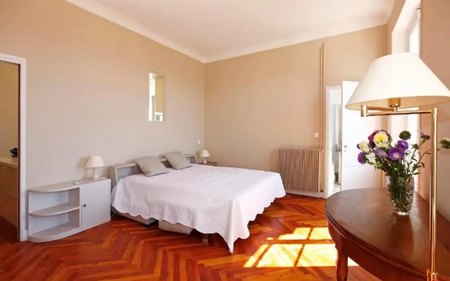 Magnifique appartement d'époque avec Vue Mer 4 personnes avec terrasse Le Port Nice
