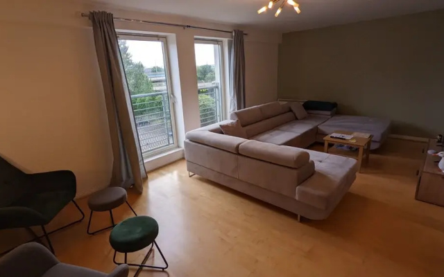 Spacious Modern 2BR Apartment Near City Center