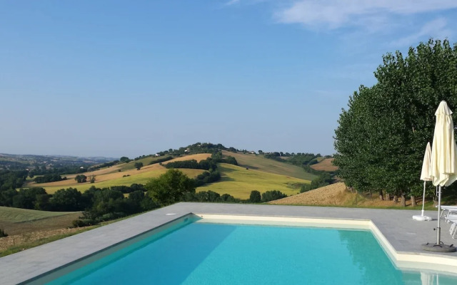 Ostra Villa - Sleeps 8 - Pool - Garden - Parking