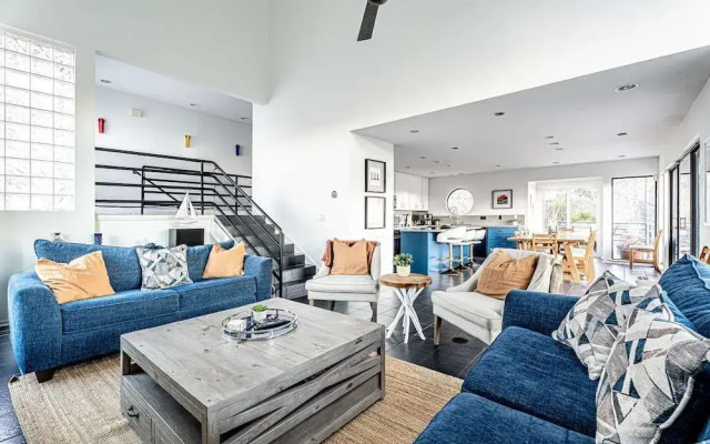 5br Home w/ Pool and a View!