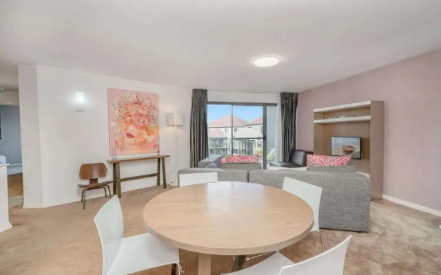 Sleek 2-bed Apartment in Vibrant Kingston