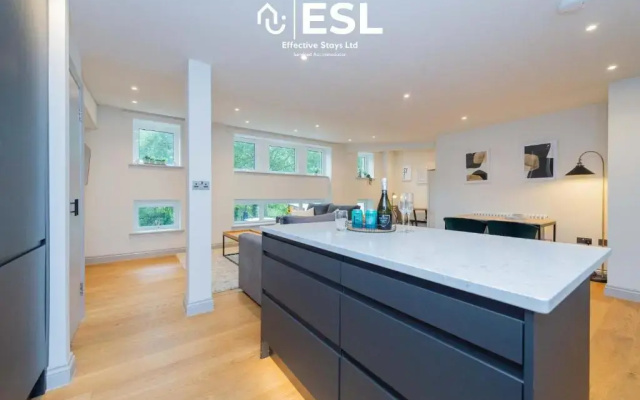 Luxury 2 Bedroom Church Apartment With Free Parking