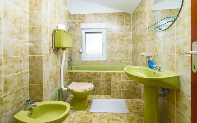 Amazing Apartment in Podstrana With 3 Bedrooms and Wifi