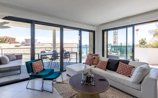 Modern apt with BALCONY at 1mn walk from the BEACH