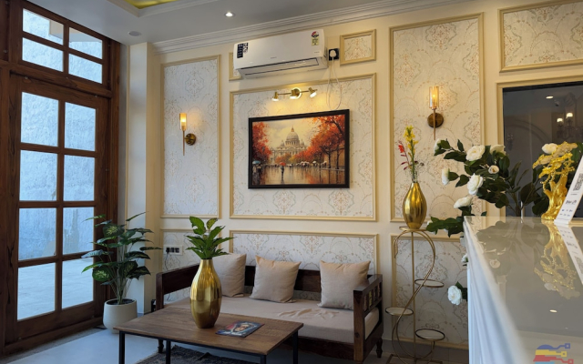 Vaidik Palace - 800 mtr from Prem Mandir