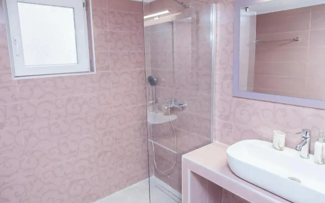 Modern 3-bedroom Apartment Next to Koridallos square