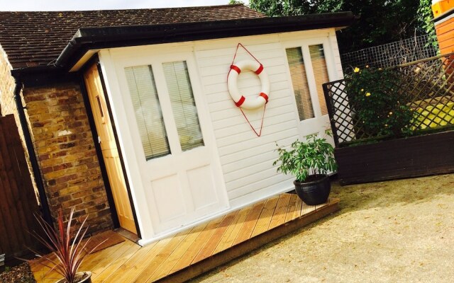Отель Canal Cottages вид на фасад