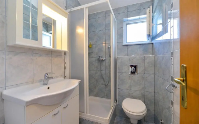 Nice Apartment in Starigrad Paklenica With Wifi and 2 Bedrooms