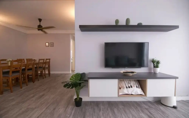 Charming 3BR Home in Quiet Neighbourhood