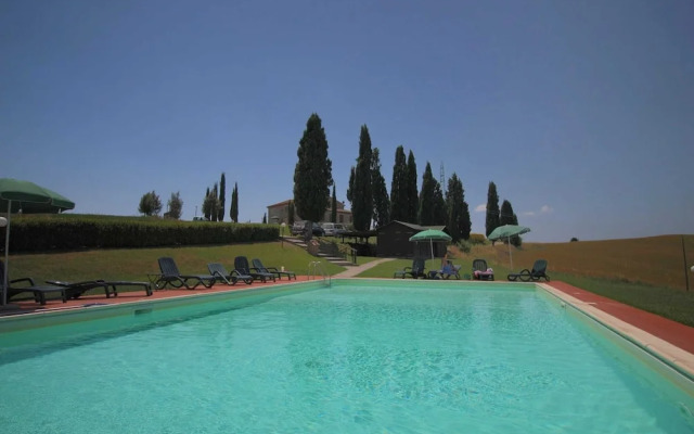 Spacious Tuscan Farmhouse