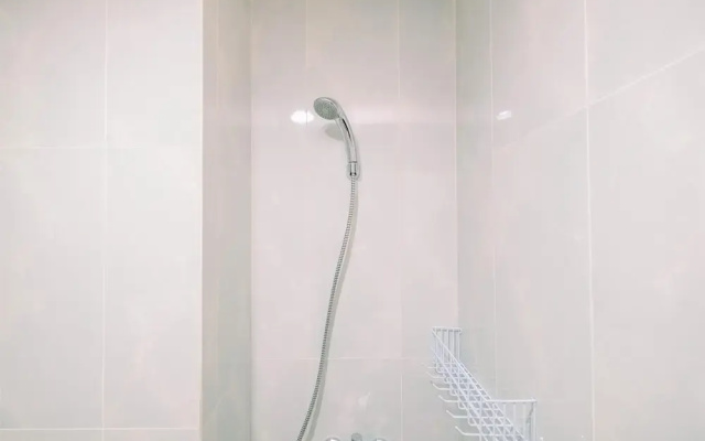 Nice And Comfort Studio At Evenciio Apartment