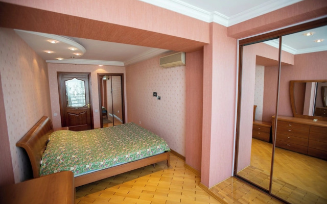 Dondar Apartment Formula 1 view