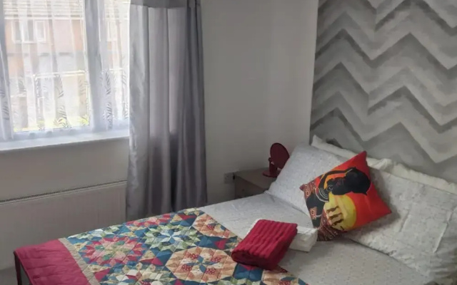 Apartment - Sleeps 5 - Parking - Station Close