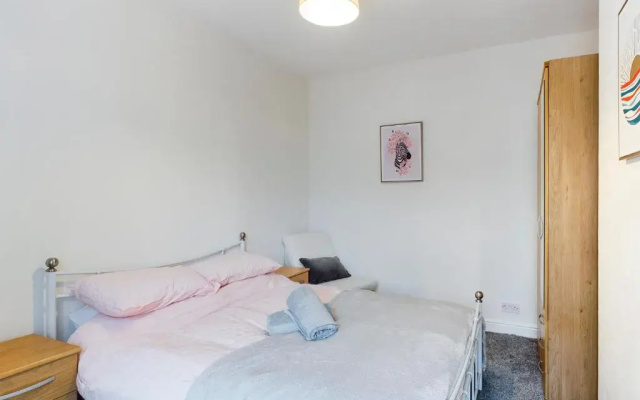 Cheerful 3 bedroom home with free parking and WIFI