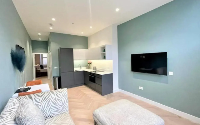 Trendy and Newly Reno'd 1 Bed Nr The Meadows